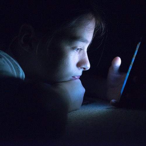Los móviles (celulares) y las tabletas pueden afectar el sueño